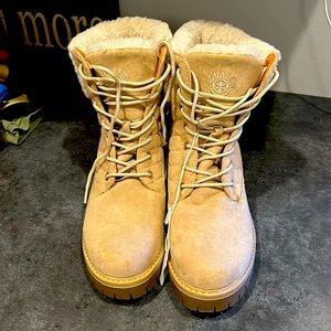 Women size 8.5 Globalwin boot